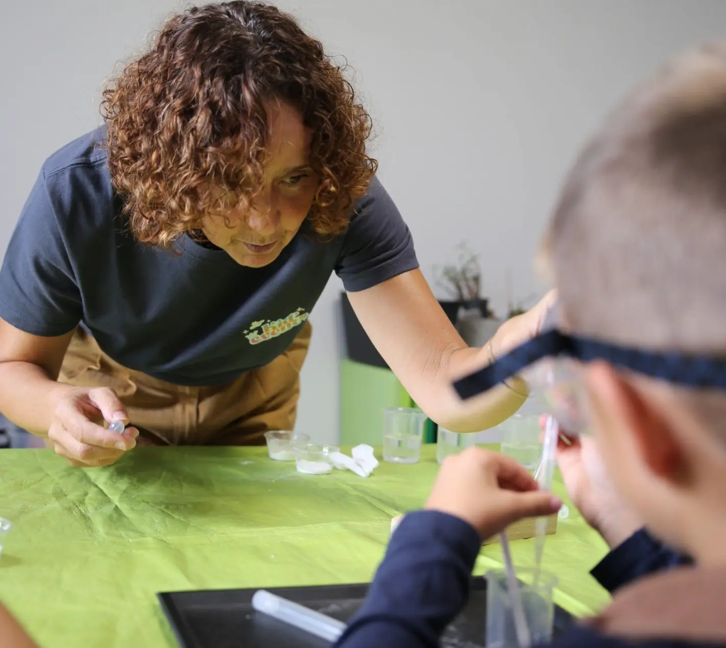 Animatrice Kids Events accompagnant les enfants dans un atelier chimie lors d’un anniversaire à Toulon