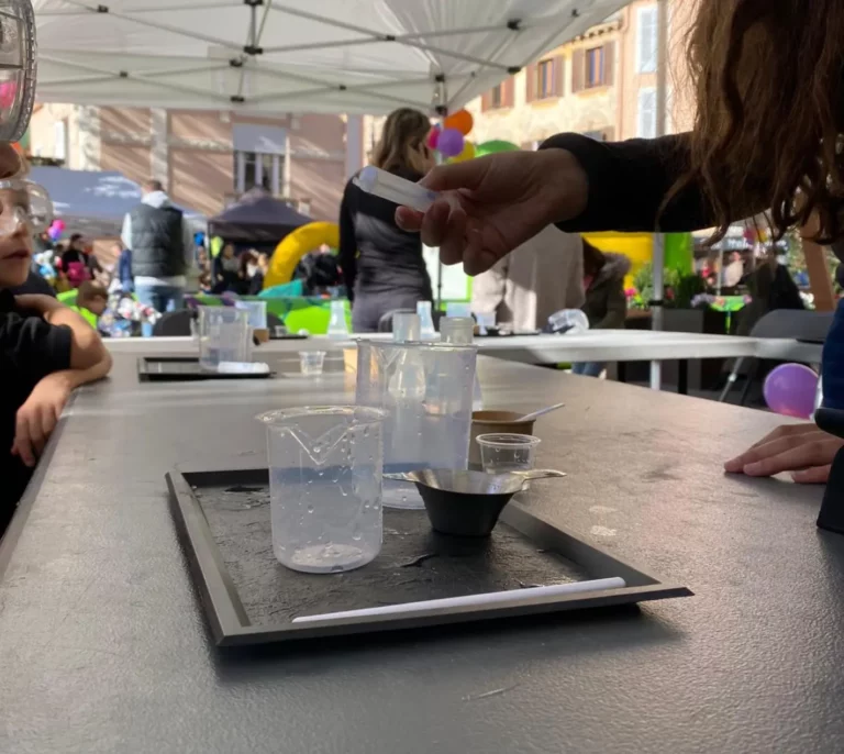 Matériel d'expérience scientifique posé sur une table de stand en plein air