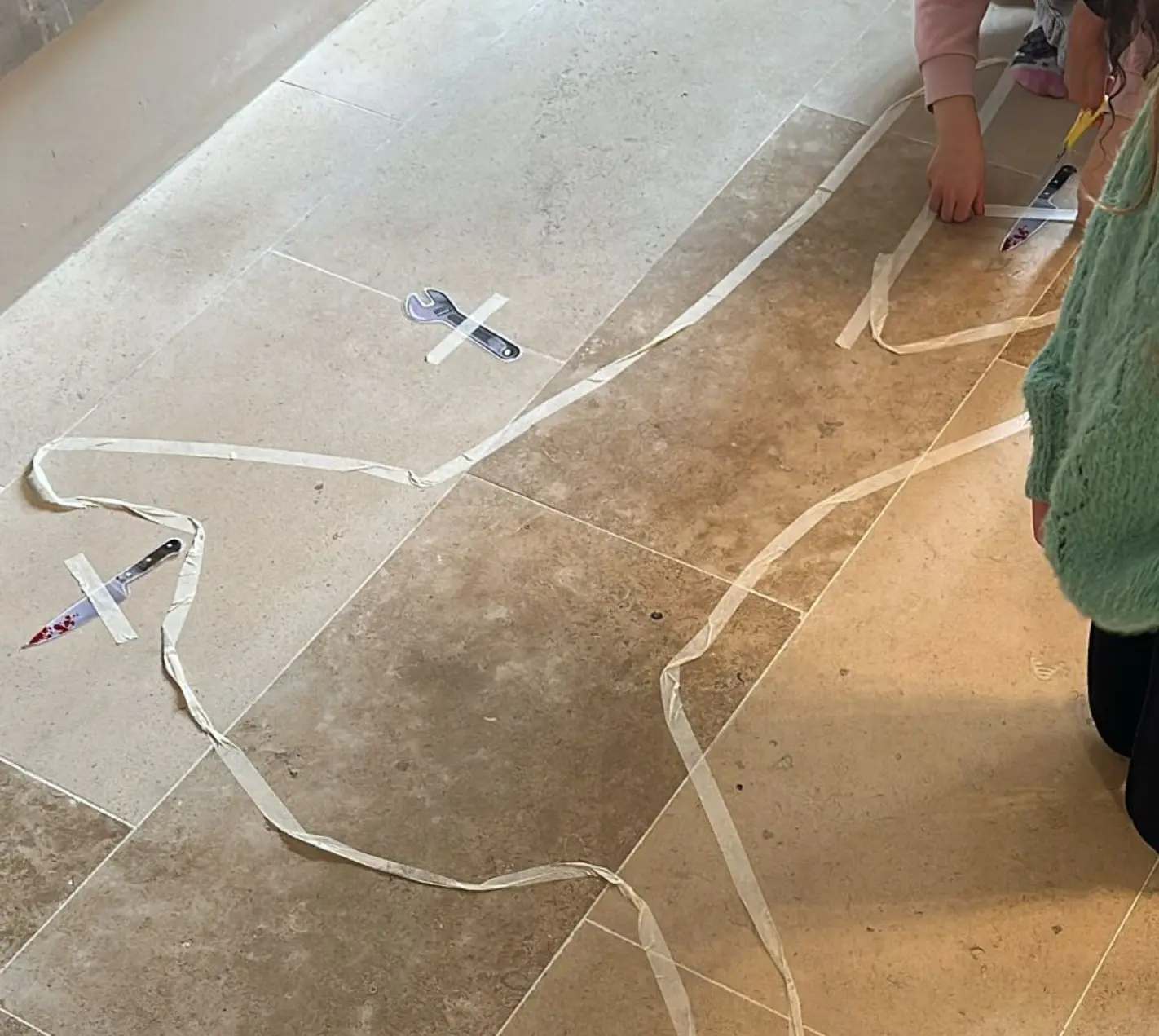 Animation anniversaire à Paris police scientifique : reconstitution d’une scène d’enquête avec marquage au sol