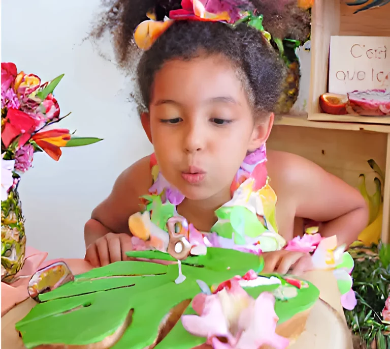 Enfant soufflant les bougies lors d’un anniversaire Vaiana à domicile avec décoration tropicale