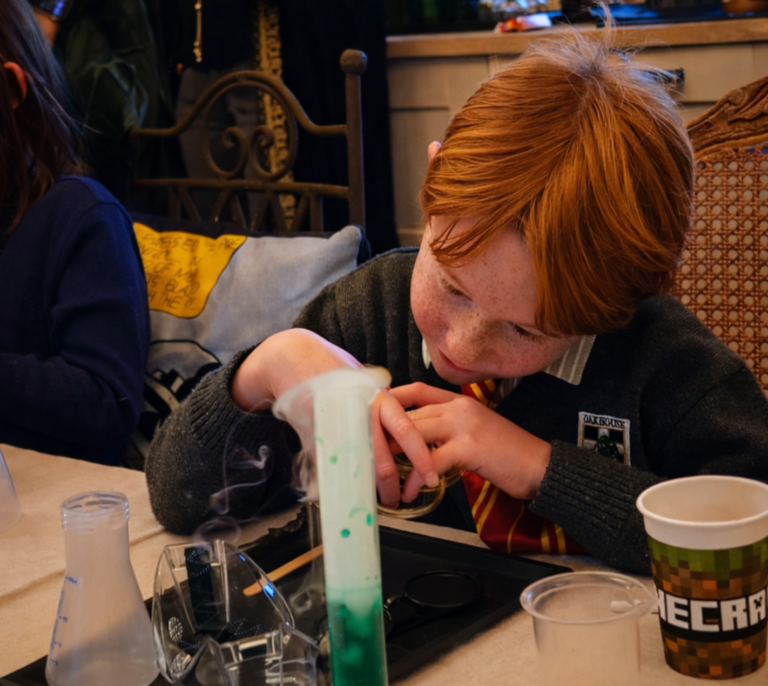 Atelier de potions magiques lors d’un anniversaire Harry Potter pour enfant avec Kids Events