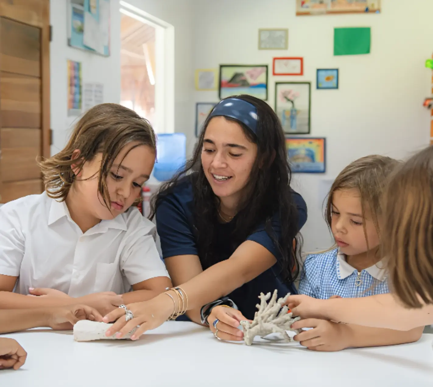 Enfants participant à un atelier ludique autour de l’océan lors d’un anniversaire à domicile