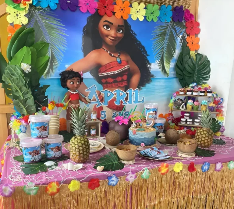 Décoration de table pour anniversaire Vaiana enfant avec thème océan et ambiance tropicale
