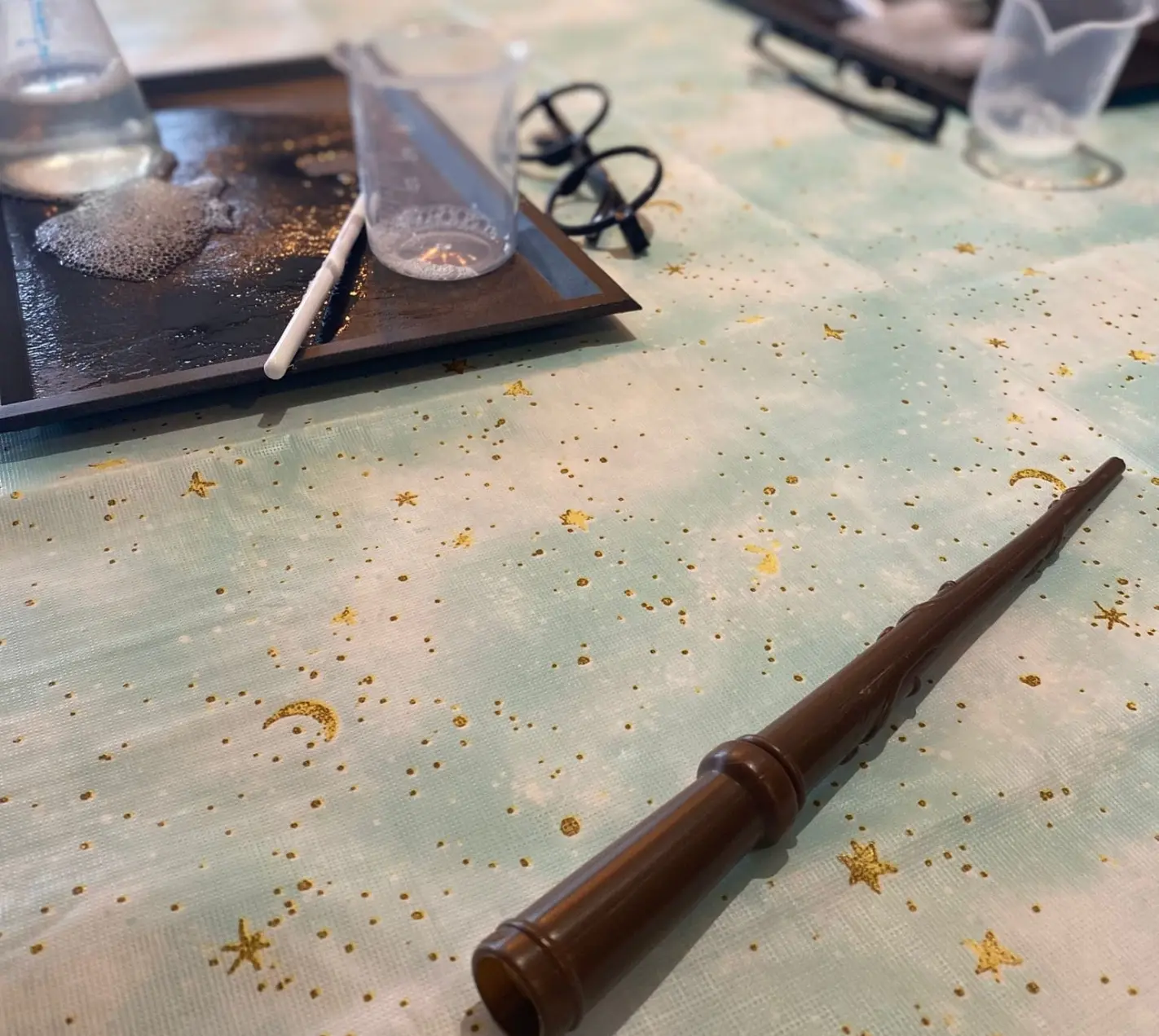 Décoration anniversaire Harry Potter à domicile à 71510 – baguette magique et matériel d’atelier potions