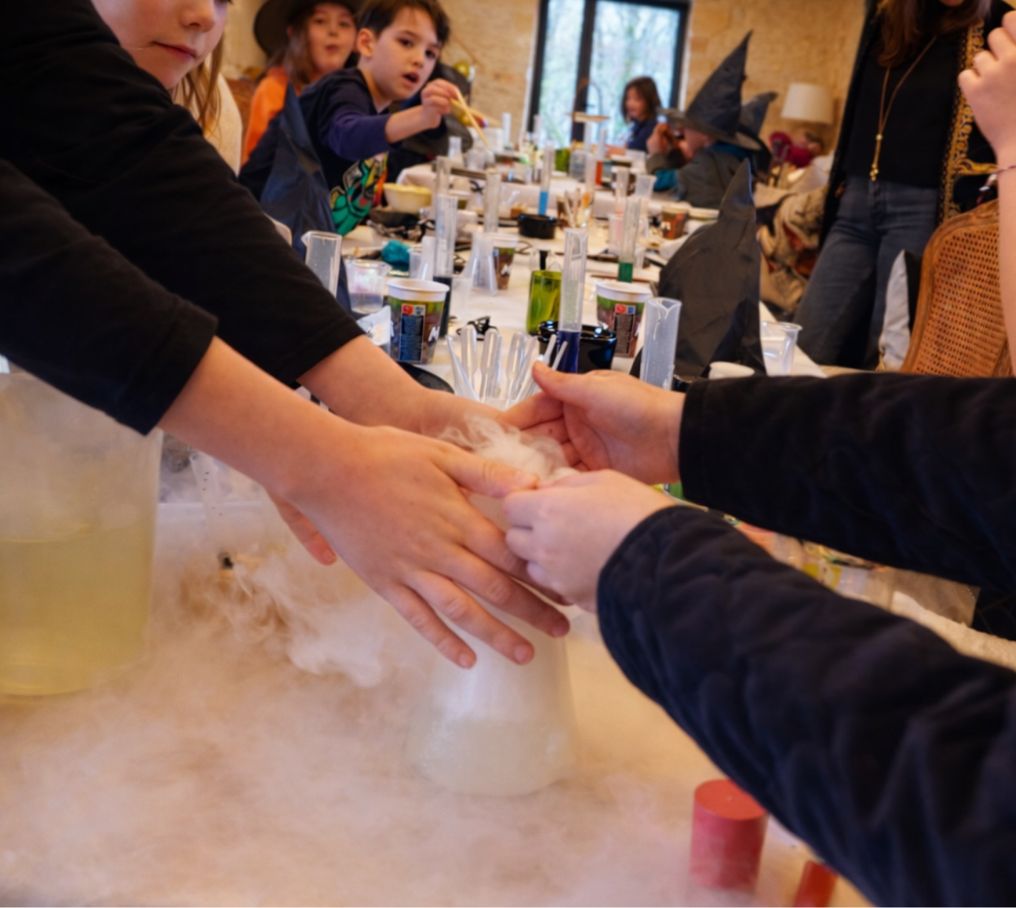 Enfants réalisant une expérience de glace carbonique lors d’un anniversaire Harry Potter à domicile avec Kids Events