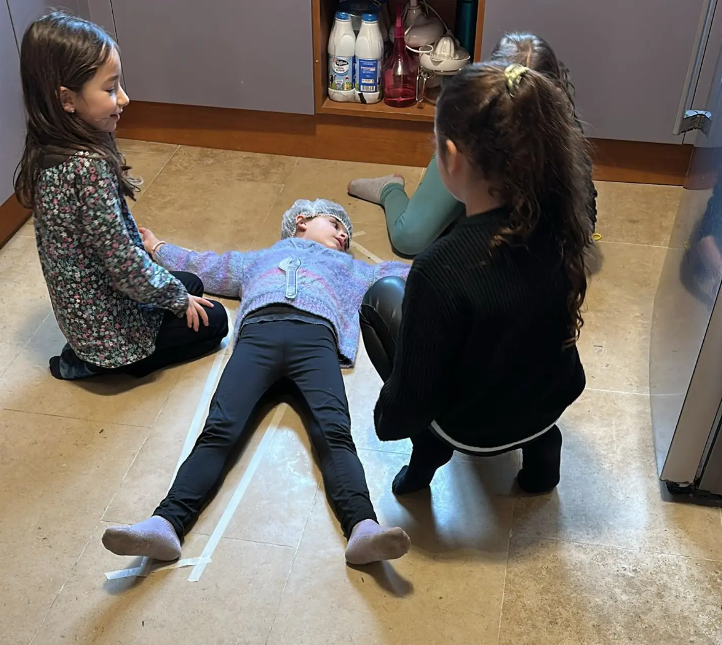 Anniversaire enfant à Paris : animation police scientifique avec scène d’enquête reconstituée pour les enfants