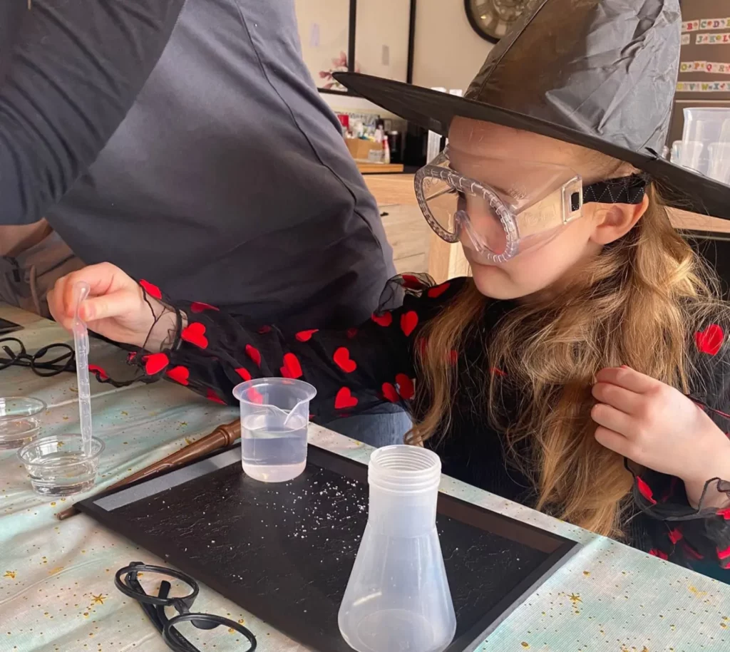 Anniversaire Harry Potter à 71510 – enfant déguisée en sorcière réalisant une potion magique lors des 7 ans d'une fille