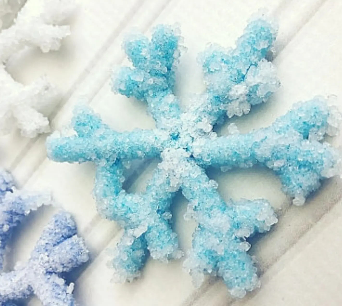 Cristaux en forme de flocons de neige pour animation anniversaire Reine des Neiges.