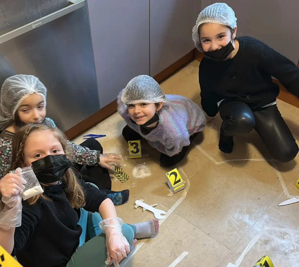Anniversaire à Paris sur le thème police scientifique : des enfants mènent une enquête et analysent des indices au sol
