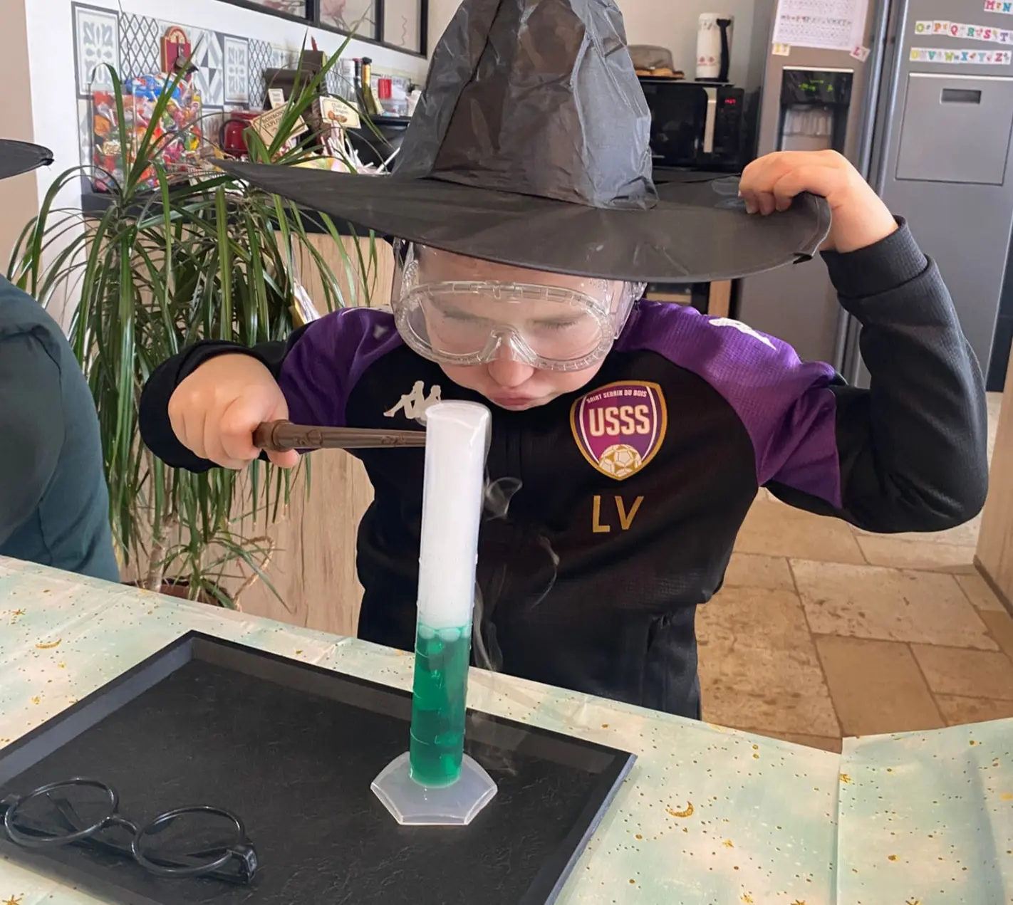 Animation anniversaire Harry Potter dans le 71 enfant réalisant une expérience scientifique pendant la fête des 7 ans