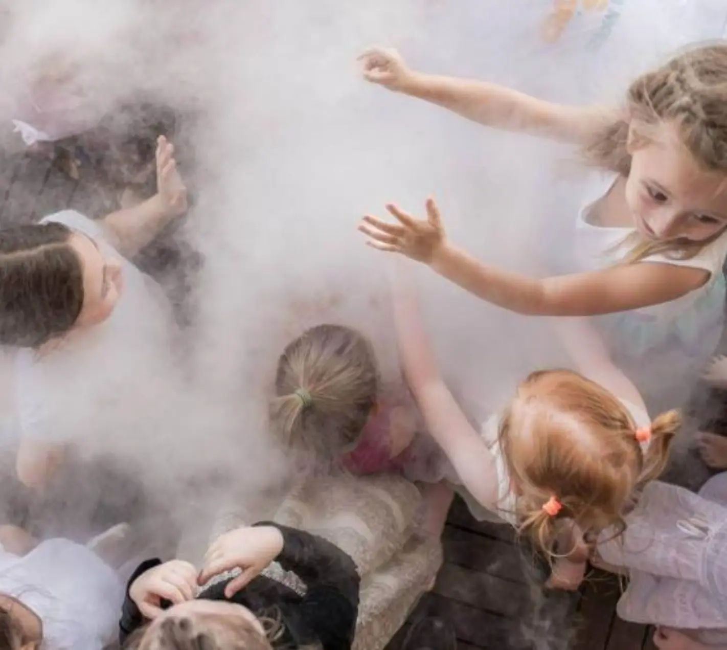 Enfants réalisant une expérience de glace carbonique lors d’un anniversaire Reine des Neiges.”